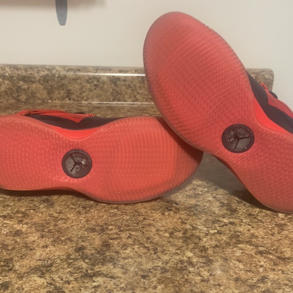 Mens size 11 black and red Jordan 33 shoes - Picture 3 of 6